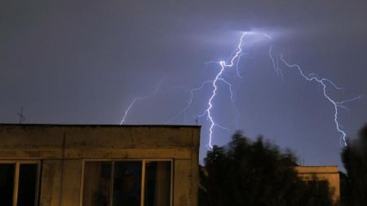 furtunile s au abatut asupra romaniei vantul a maturat totul in cale copacii au fost smulsi din