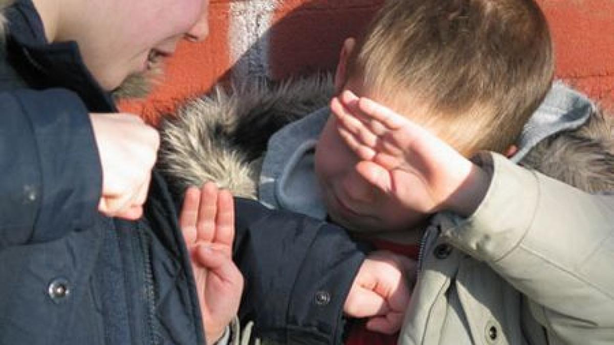 ii legau un cablu electric la gat si il ardeau cu brichetele s a sinucis pentru ca n a mai putut