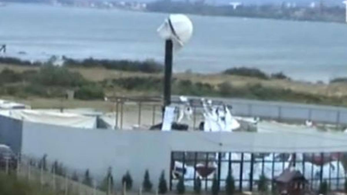 o furtuna de cateva minute a facut prapad la drobeta turnu severin un paznic a fost luat pe sus de