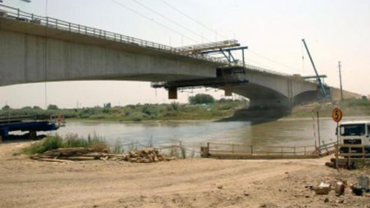 cum sa furi un pod cu tractorul s a intamplat in romania