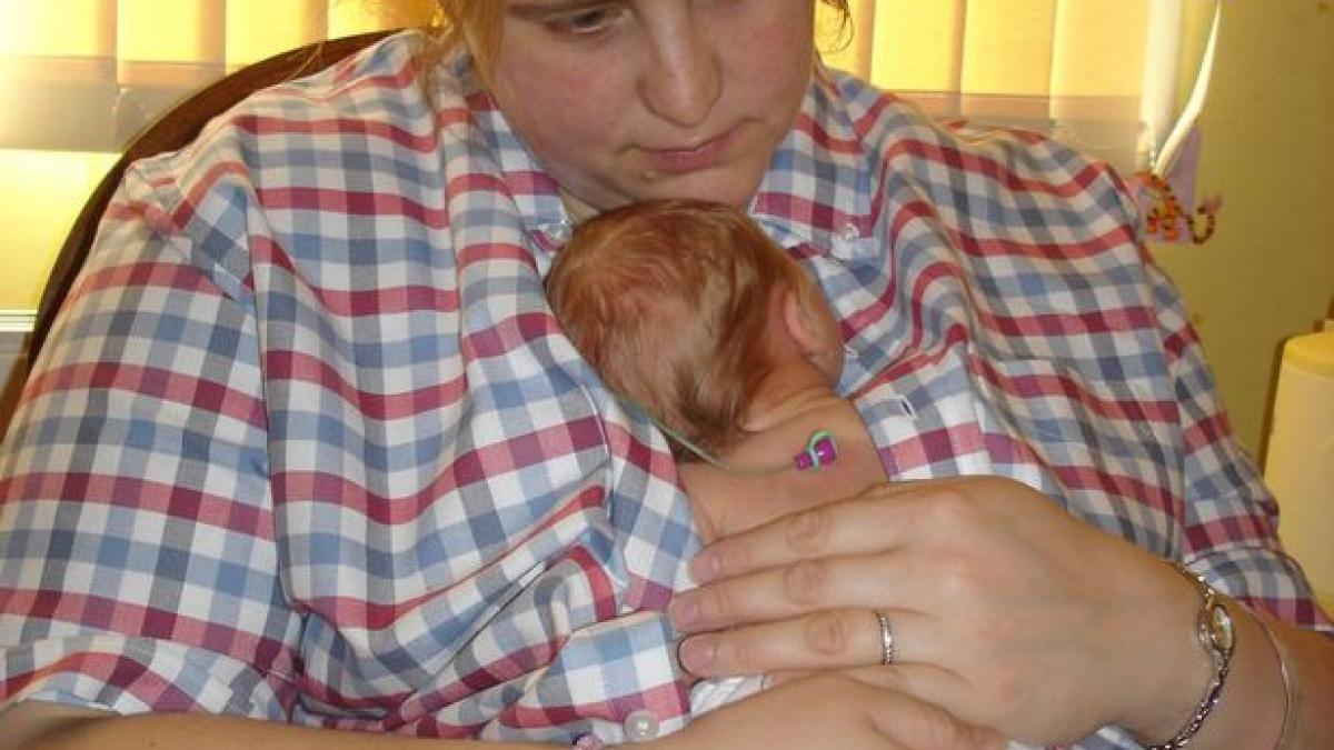 isi tine bebelusul la piept pentru ultima data imaginea la care milioane de oameni au plans si