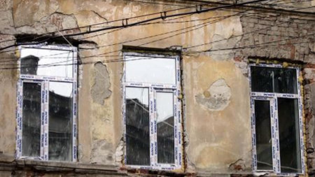 ucisi de indiferenta si de legea mult prea permisiva doi batrani si un copil striviti de zidurile