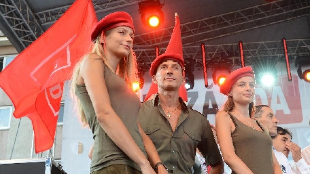 radu mazare a mers la vot insotit de zeci de tinere hai fetele alinierea si la vot