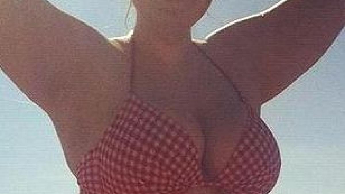 tanara care a starnit un adevarat fenomen pe plaja toti barbatii isi intorc privirea iar pe