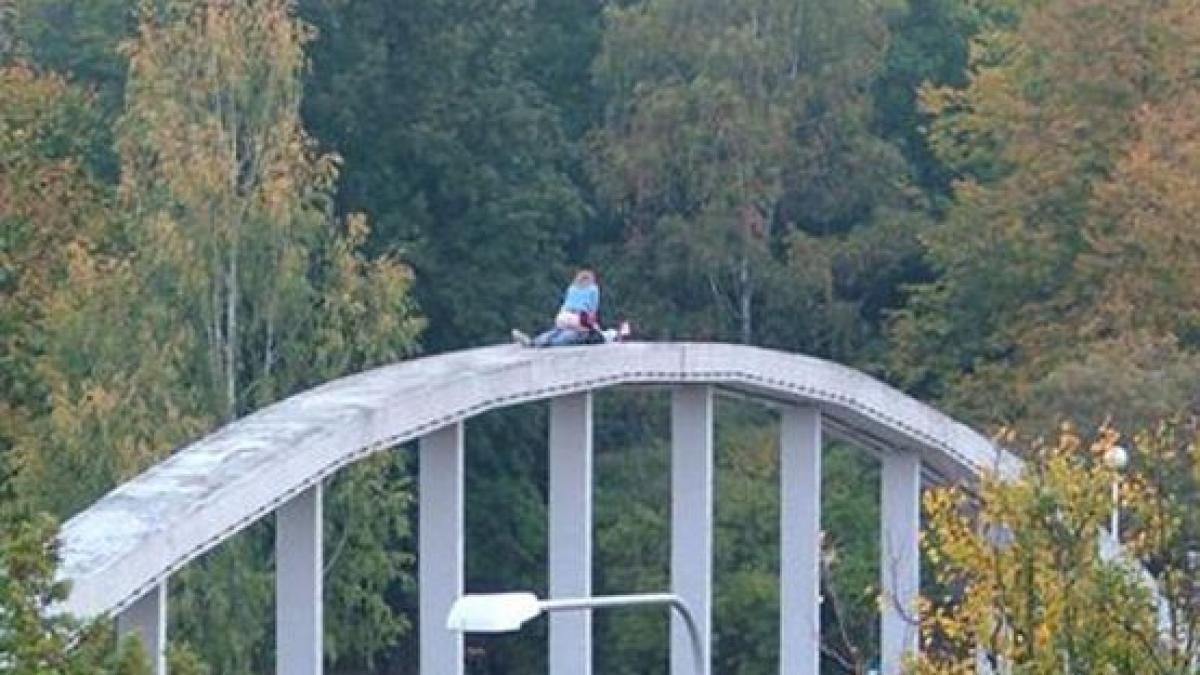 au crezut ca nu i observa nimeni dar intreaga planeta a amutit cand a vazut ce fac cocotati pe un