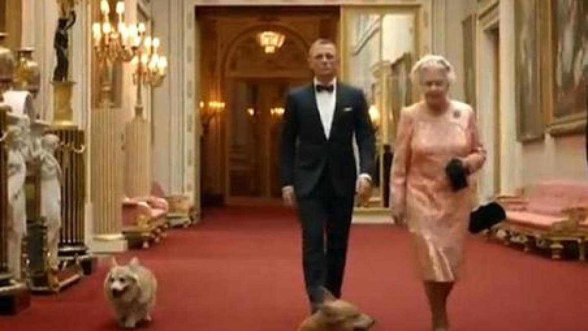 regina elisabeta incantata de aparitia sa in clipul james bond de la olimpiada