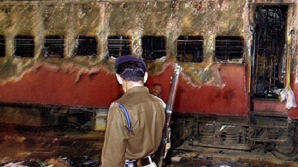 un tren a fost cuprins de flacari cel putin 32 de persoane au murit