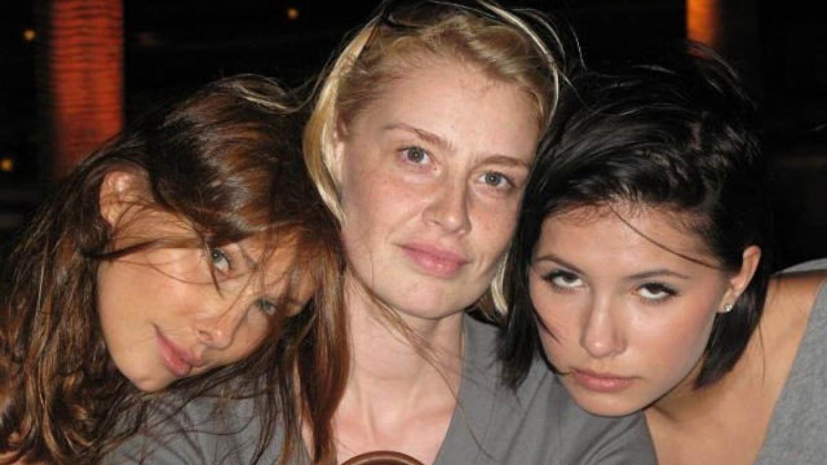 mama arata mai bine ca fata nimeni nu si a dat seama care e batranica si care e prospatura femeia