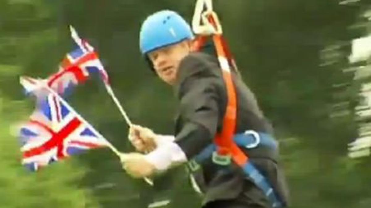 a vrut sa isi faca o intrare spectaculoasa dar a ramas atarnat de un cablu primarul londrei