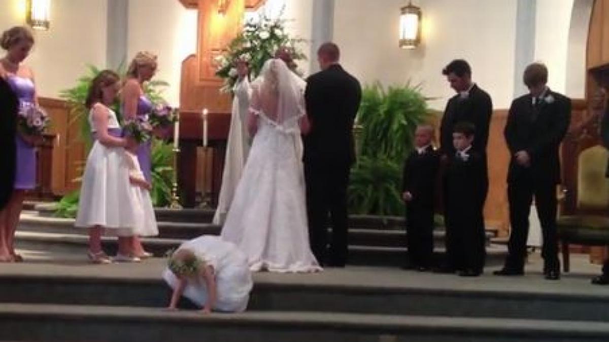 ea a fost vedeta acestei nunti mirii habar nu aveau ce face domnisoara de onoare in spatele lor