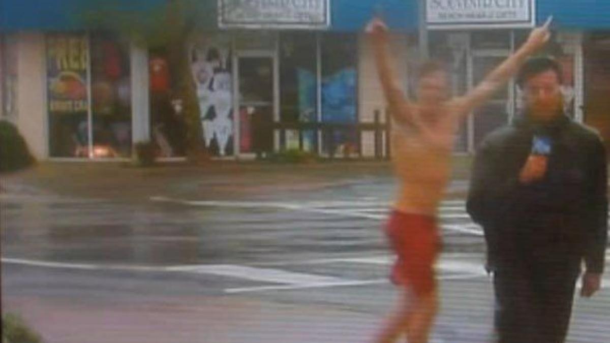 transmisiunea in direct de care a ras toata planeta ce i fac tinerii din fundal reporterului care