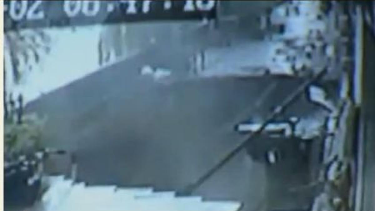 imagini ireale surprins in taiwan mergea pe strada cand a fost inghitit de o groapa imensa