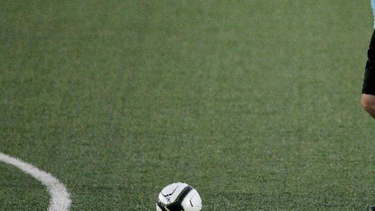 fotbalistul care s a prabusit pe teren in timpul unui meci a murit