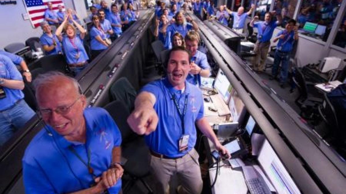 robotul curiosity a ajuns pe marte vezi imagini istorice de pe planeta rosie