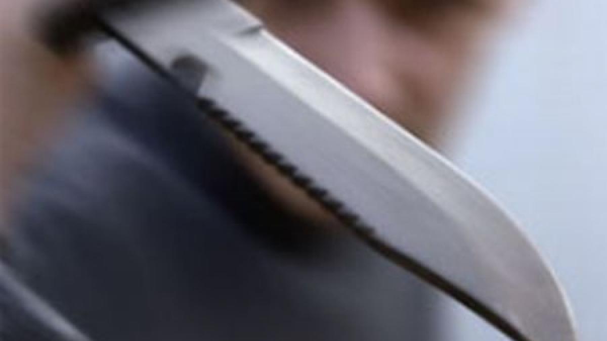 sofer care vorbea la telefon in masina talharit de un barbat ranit care astepta ambulanta