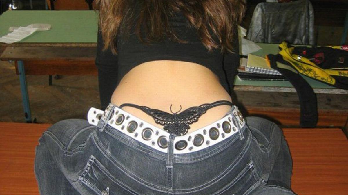 in timp ce profa de engleza era la catedra elevele faceau ca n filmele xxx acum risca exmatricularea