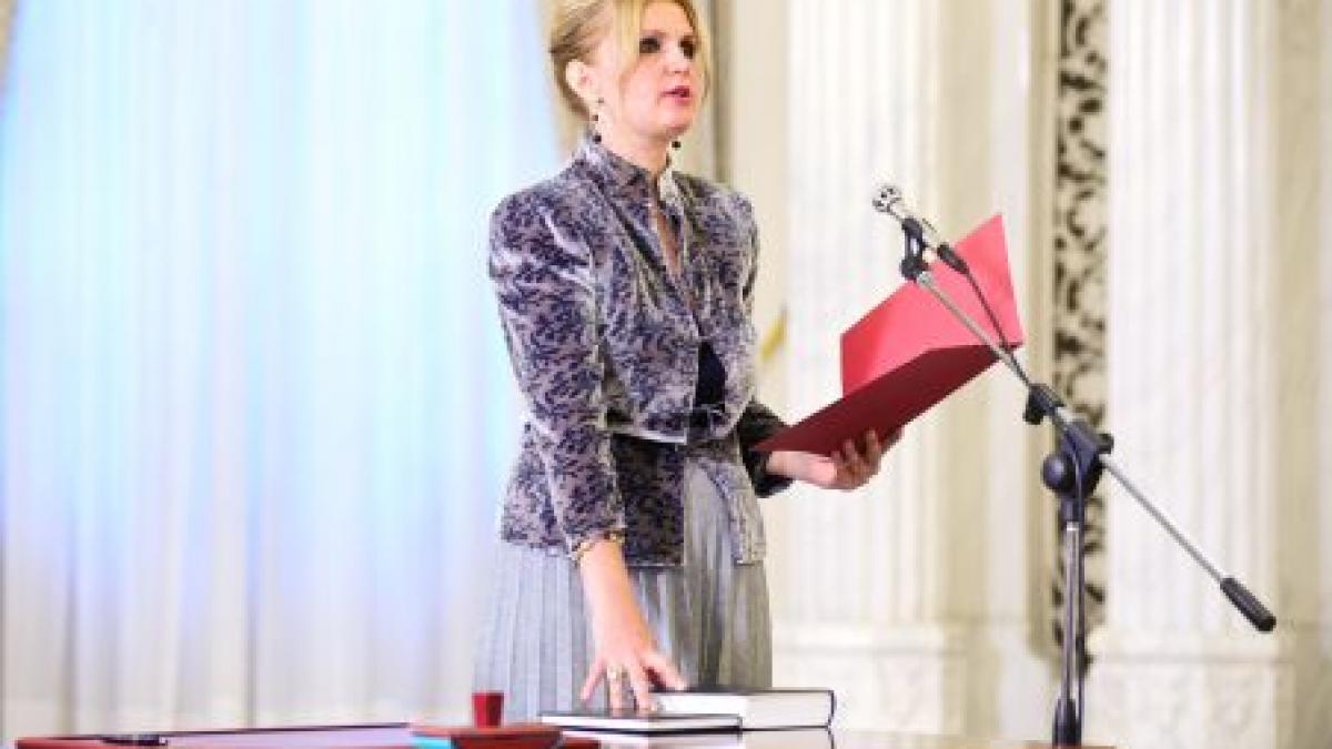 judecatoarea motoc si elena udrea in tandreturi pe melodiile lui robert turcescu