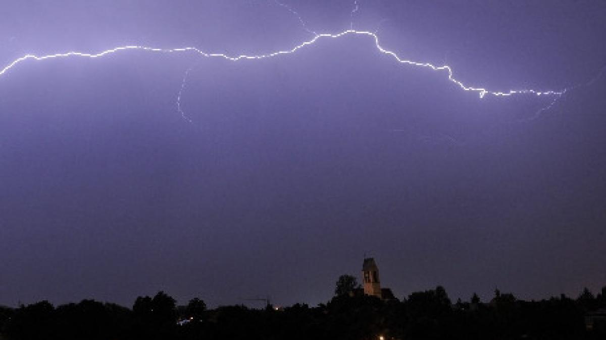 bangladesh 13 persoane au fost ucise si alte 15 ranite dupa ce un trasnet a lovit o moschee