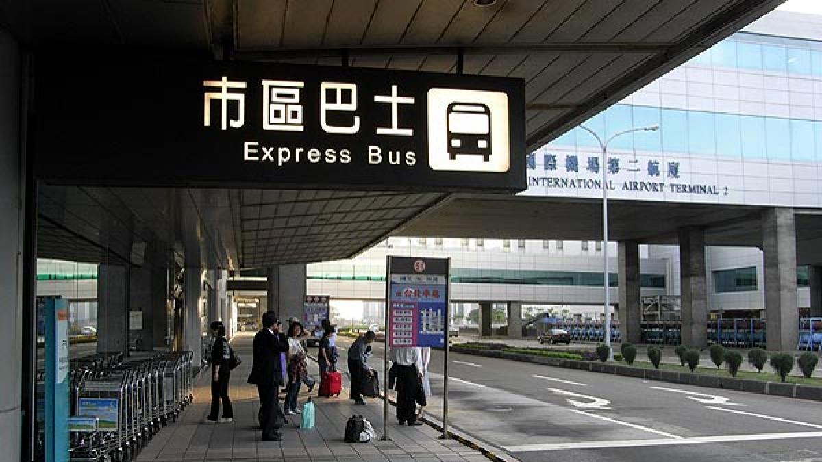 taipei unica pista a aeroportului a fost avariata de un trasnet incidentul a perturbat zeci de