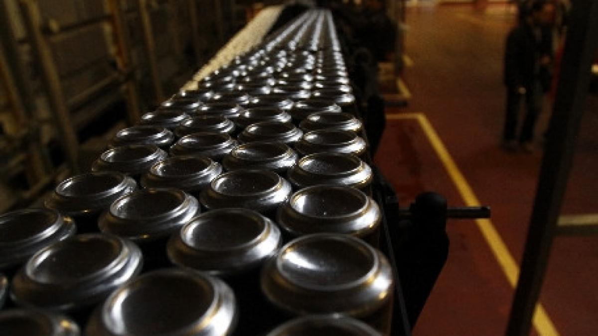 un barbat a fost prins in timp ce transporta peste 300 de litri de alcool din serbia spre romania