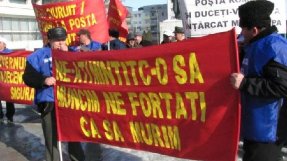angajatii postei romane au iesit in strada in mai multe orase nemultumiti ca le vor fi taiate