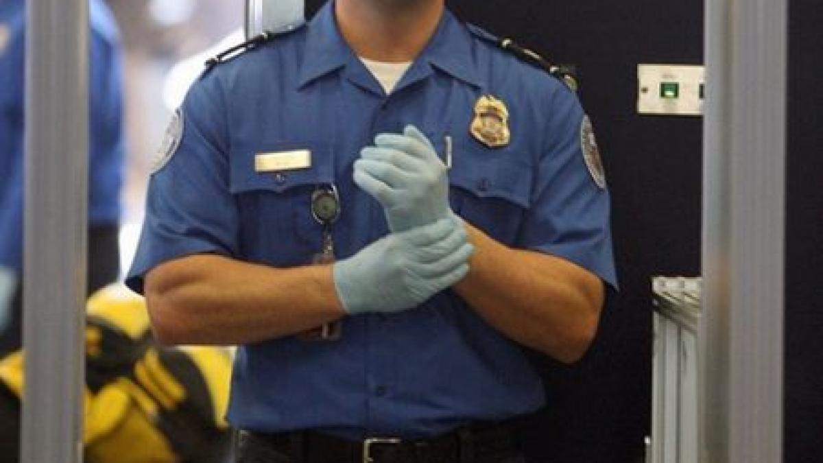 hot cu imaginatie unde a ascuns telefonul pe care l a furat de pe plaja