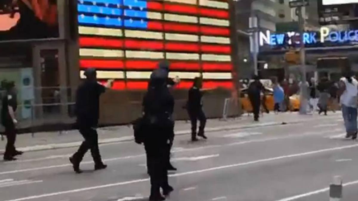 new york un barbat inarmat cu un cutit a fost impuscat mortal de nypd