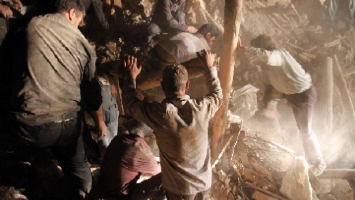 peste 300 de morti si 3 000 de raniti in cutremurele din iran