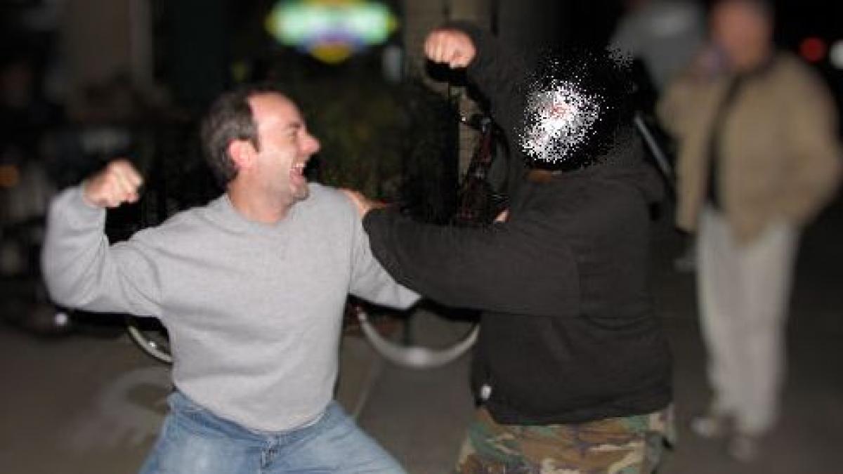 cand bucurestiul devine o jungla si oamenii animale i au blocat masina in trafic l au tras de pe