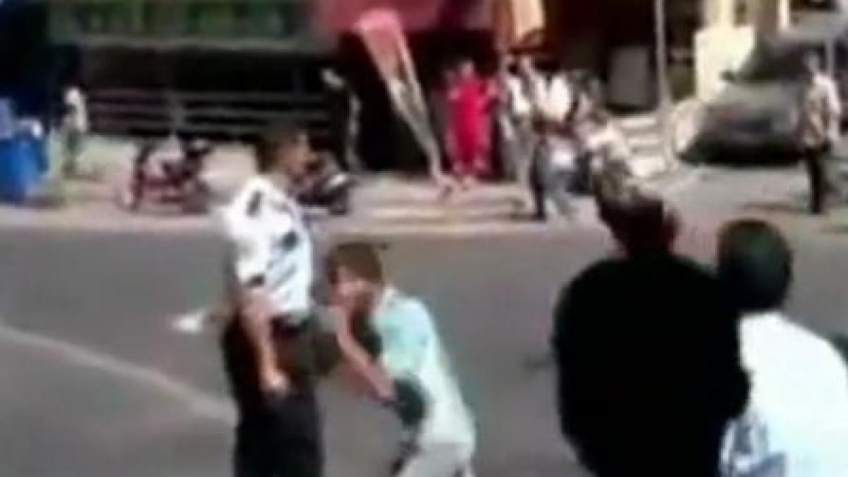 imagini socante film cu un adolescent impuscat de un politist in mijlocul strazii