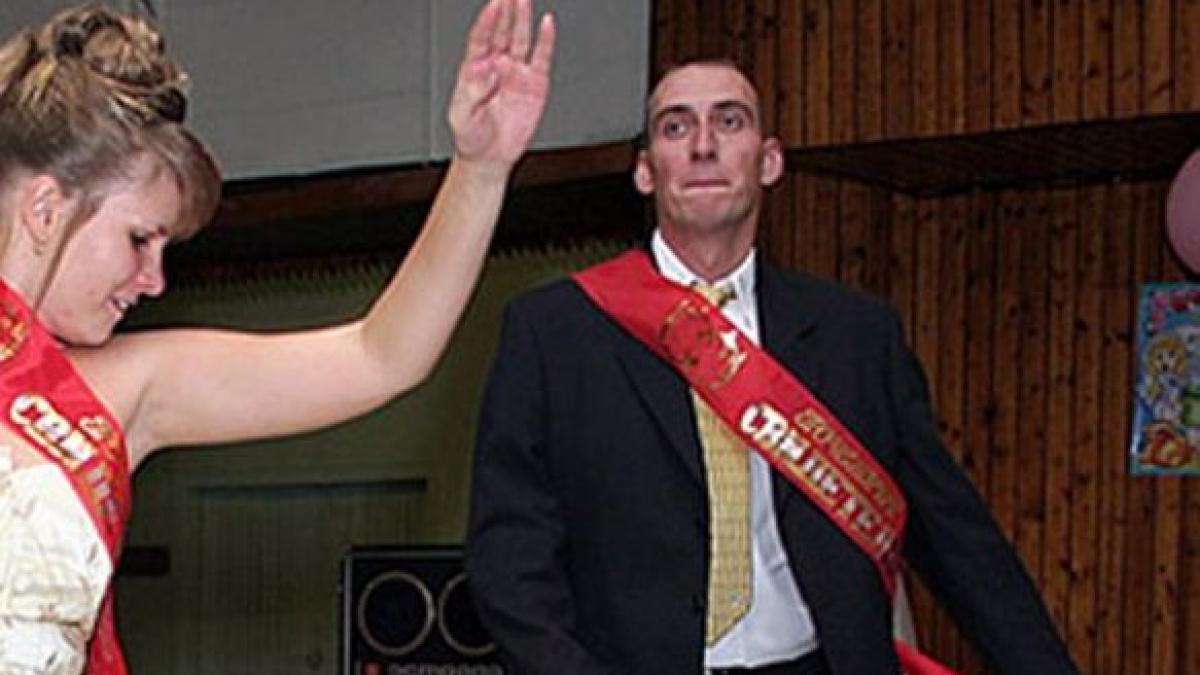 mirele si a dat seama cat de penibila e proaspata lui sotie si toti invitatii se uitau la ce avea