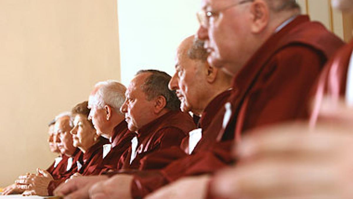 sedinta astazi la curtea constitutionala judecatorii vin din vacanta pentru a descurca problemele