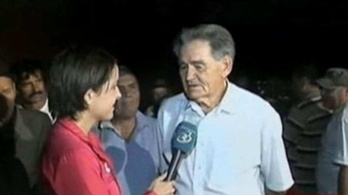 au pus biblia pe capota sa jur un batran din suraia da o lectie de bun simt si civism romaniei