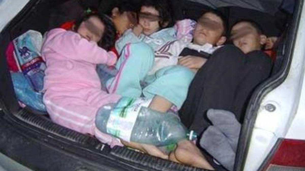 calatorii conserva 19 romani inghesuiti intr un microbuz cu sase locuri