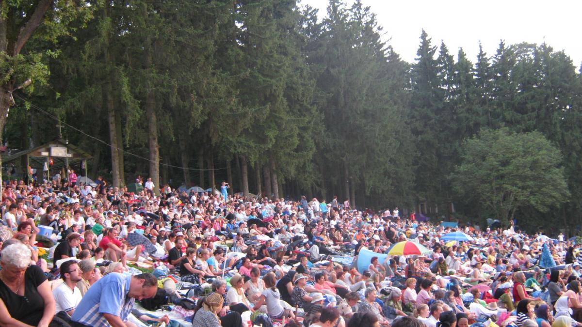 credinta si pocainta se obtin in genunchi zeci de mii de pelerini au ajuns la cluj pentru a se ruga