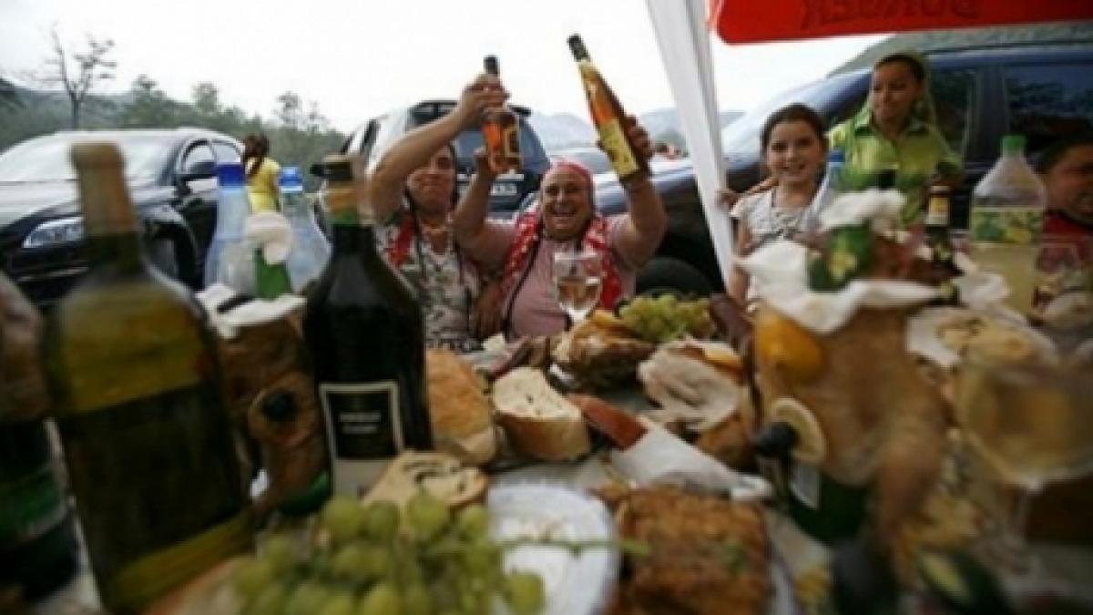 unii se rugau la cele sfinte altii petreceau cu cele lumesti chiar daca suntem beti mergem si asa