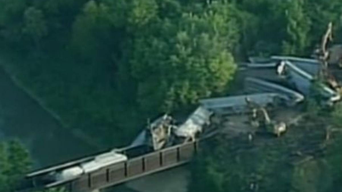 accident feroviar spectaculos in kansas trei vagoane s au prabusit intr un rau