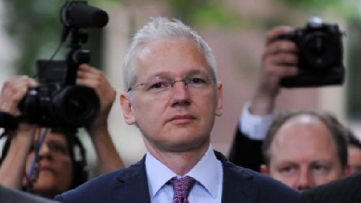 ecuadorul i a acordat azil politic lui julian assange
