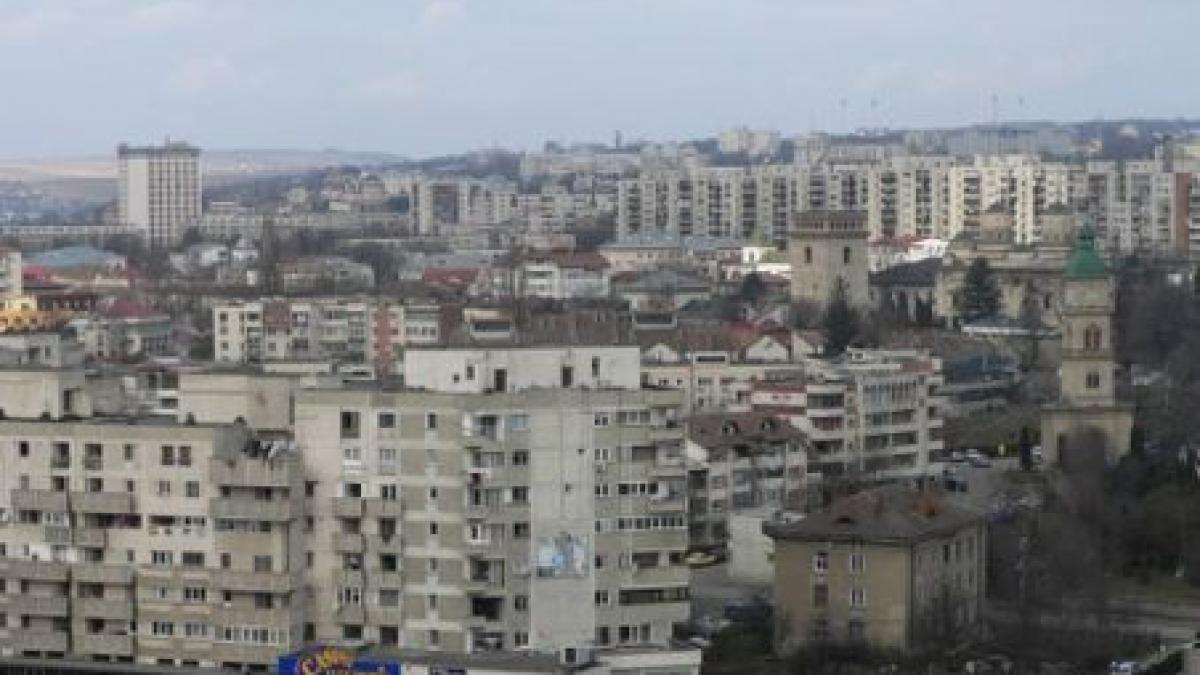 iasi un barbat ameninta ca se arunca in gol de pe o cladire cu 11 etaje