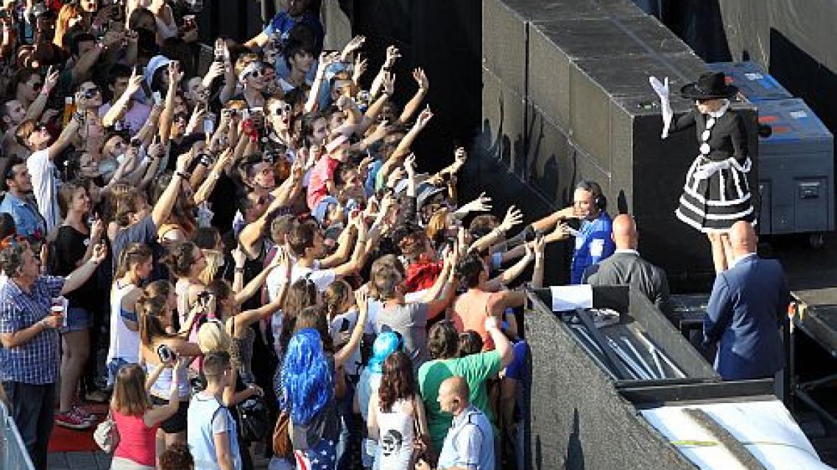 a fost un megashow foarte bine organizat fanii si au vazut visul cu ochii cand si au vazut idolul