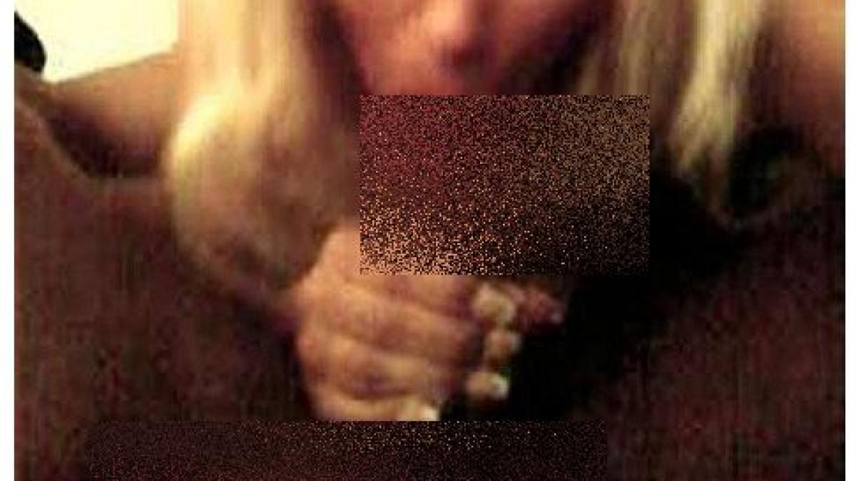 fotografia care a distrus o pe viata blonda din politica surprinsa cu gura plina