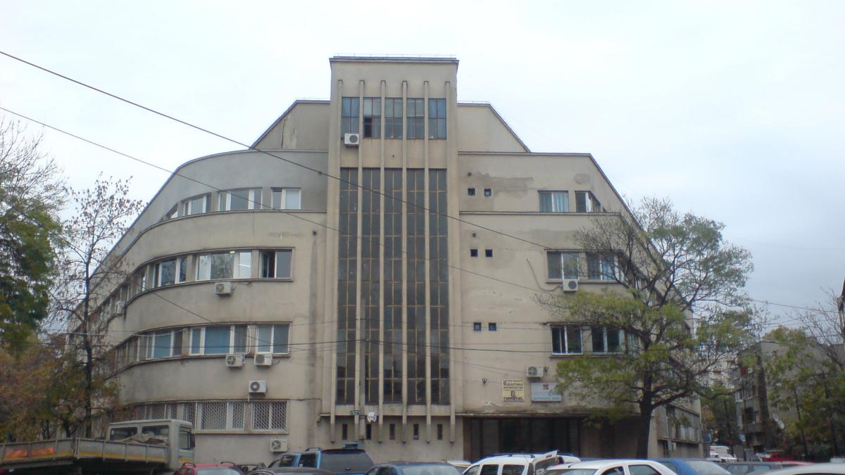 medicul prins luand mita dupa ce a aruncat banii pe jos pentru un avort iau cel putin 700 de lei