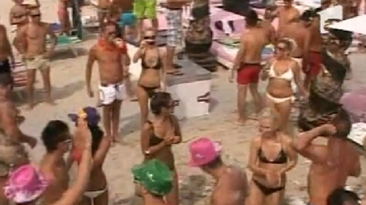 distractie fara limite in mamaia fetele danseaza topless si isi fac de cap sub tunul de spuma