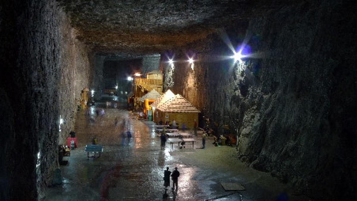 distractie la 120 m sub pamant sute de de turisti vin la parcul de aventura din salina praid primul