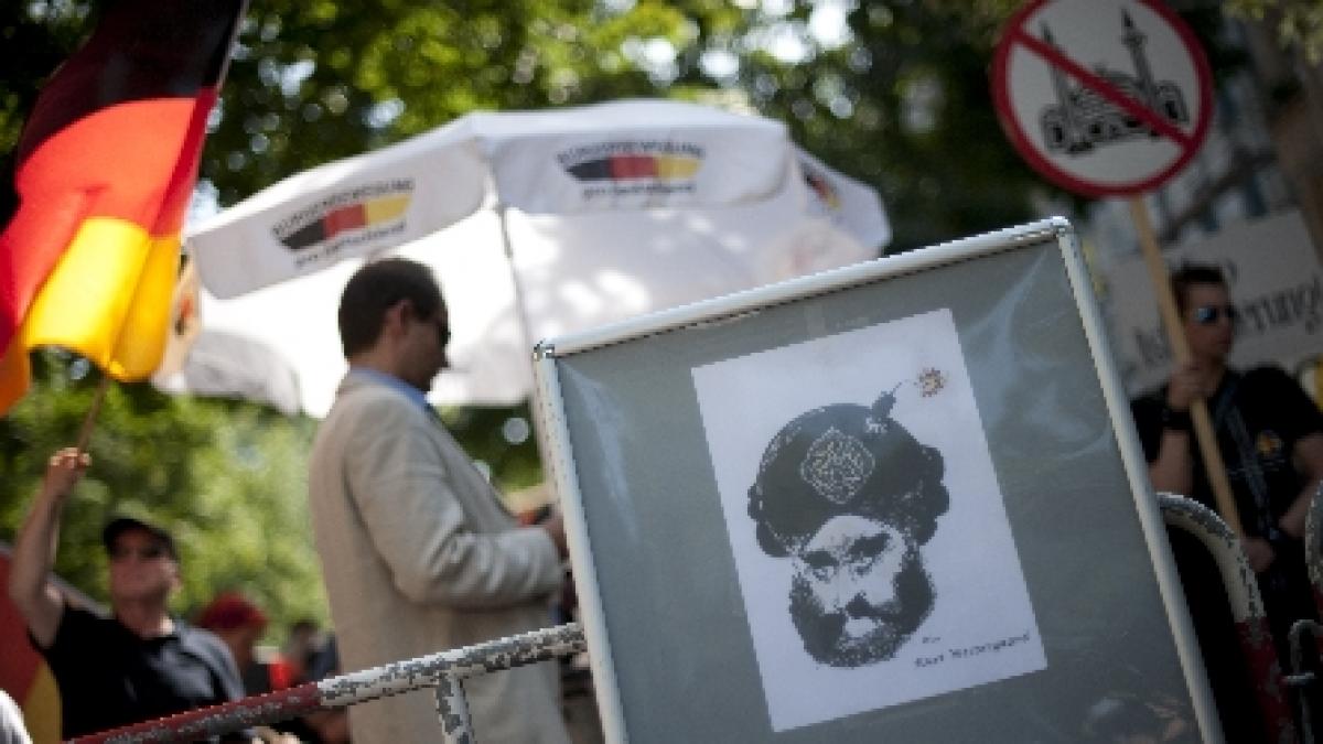 extremistii germani au afisat o caricatura cu mahomed in fata unei moschei din berlin