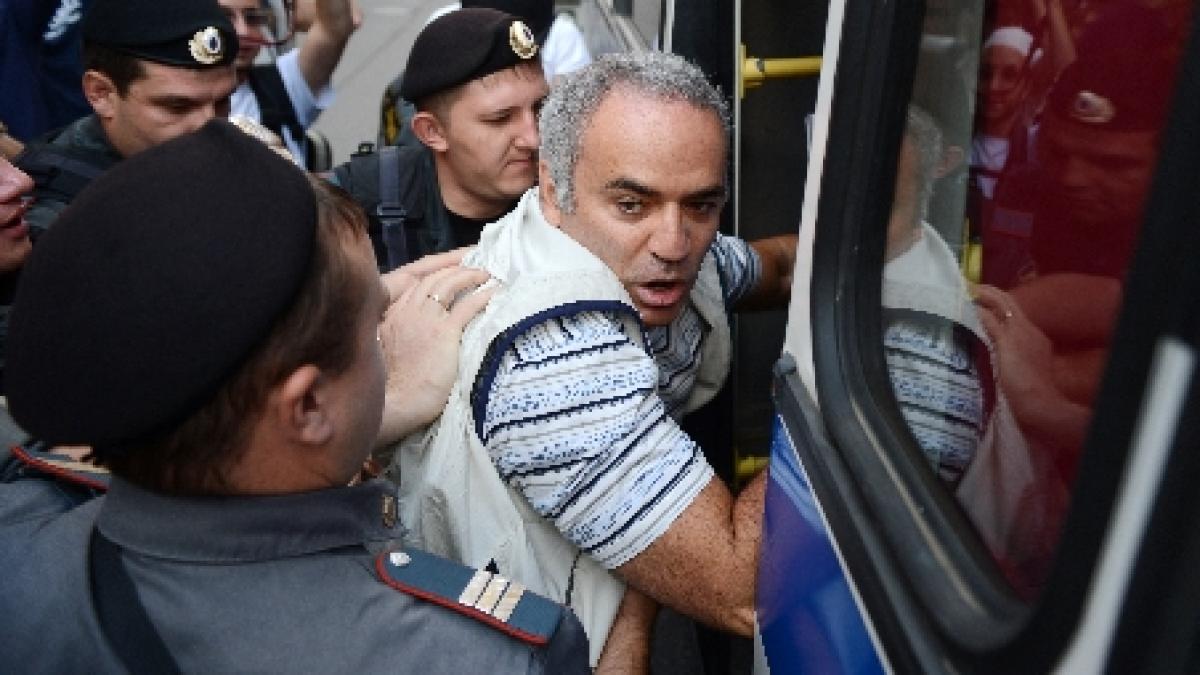 marele maestru international garry kasparov retinut de politistii moscoviti in timpul unui protest