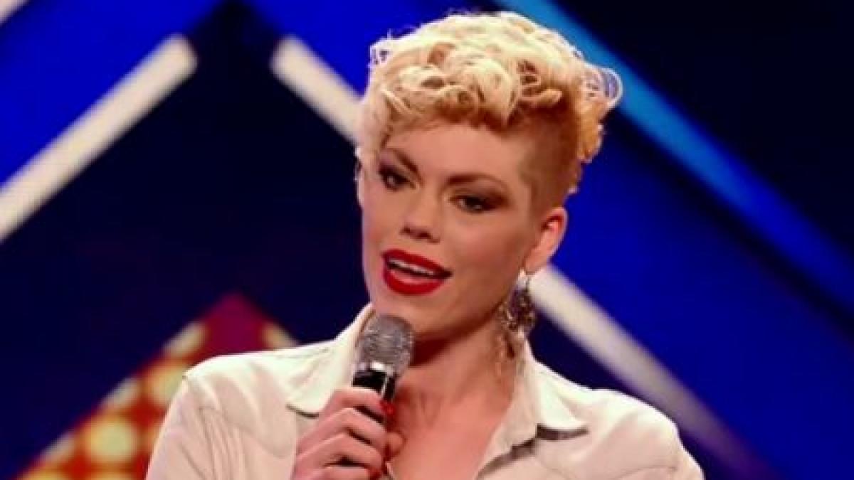 este scandalos ce a facut fata aceasta s a dezbracat de caracter si a sarit sa ia juriul la bataie