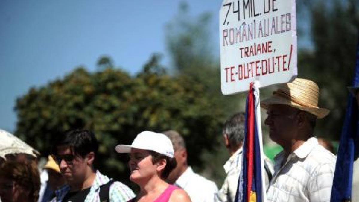 "Băsescu nu uita, România nu-i a ta!" răsună în Piaţa Unirii din Cluj, după decizia CC de invalidare a referendumului