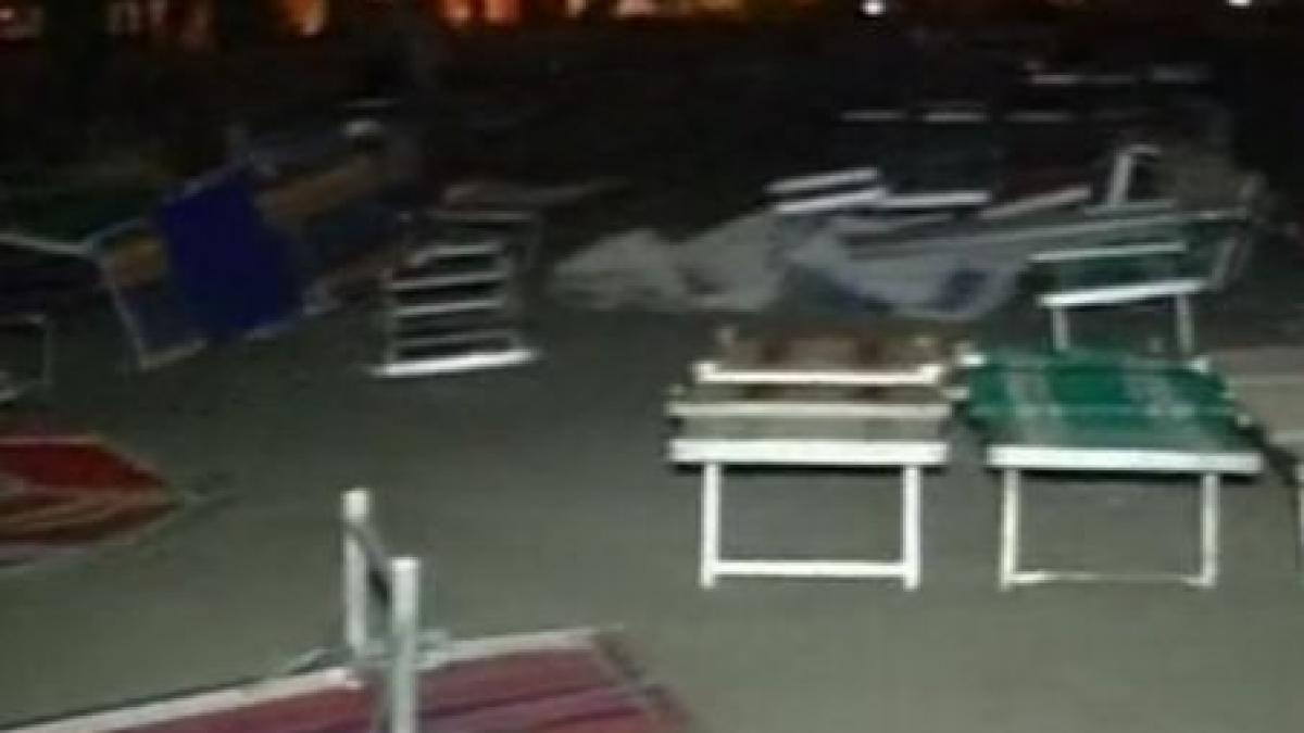 o furtuna puternica a facut prapad pe litoral turistii au fost alungati de pe plaja