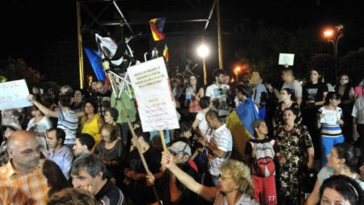 "Până vei pleca, aici vom sta!", au scandat manifestanţii de la Universitate, în a doua zi de proteste 